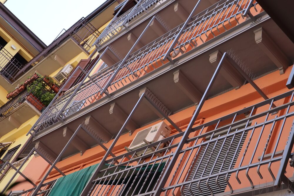 casa arancione con balconi