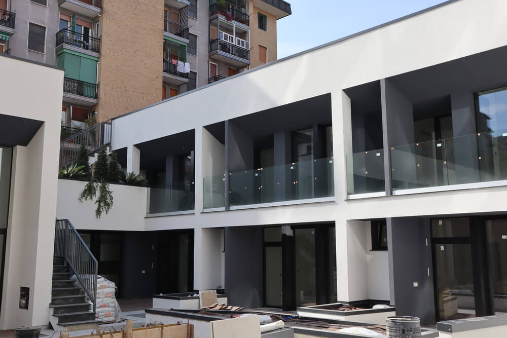 casa moderna bianca con vetrate