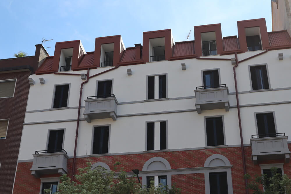 complesso condominiale bianco e rosso
