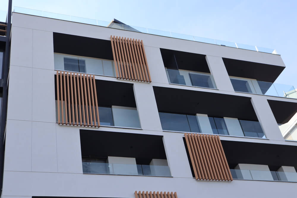 complesso condominiale bianco moderno con decorazioni