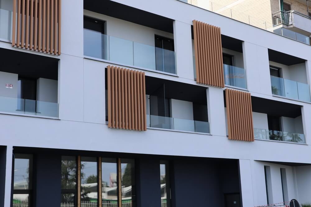 complesso condominiale bianco moderno