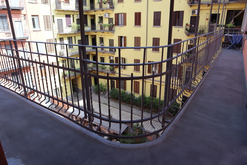 complesso condominiale giallo - balcone