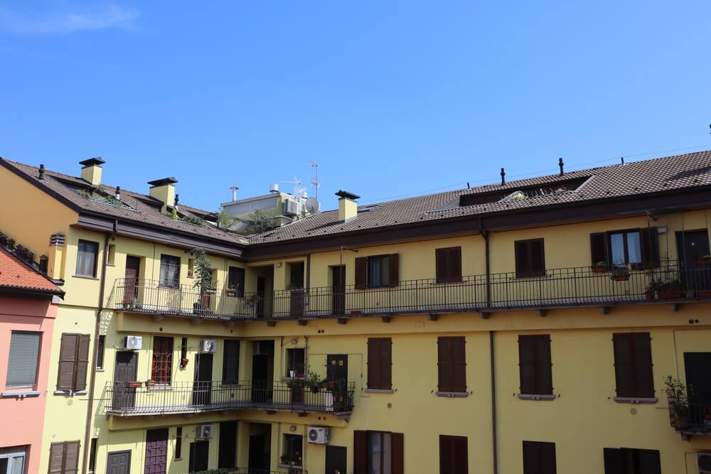 complesso condominiale giallo dall'estetrno