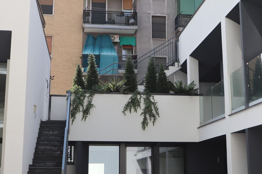 scale e terrazzino casa moderna bianca